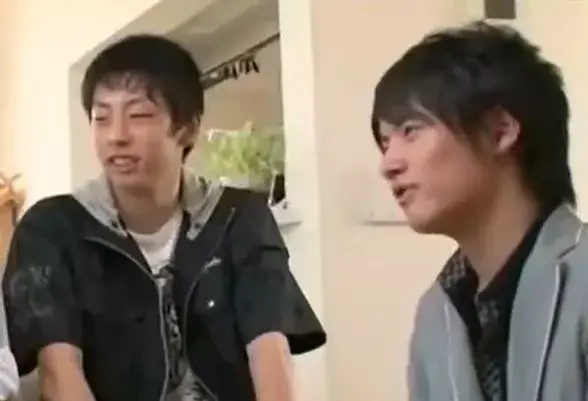 赤楚衛二の横に座る弟の赤楚周平