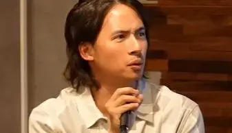 自分の年令井や身長などプロフィールについて話すドラゴン細井（細井龍）