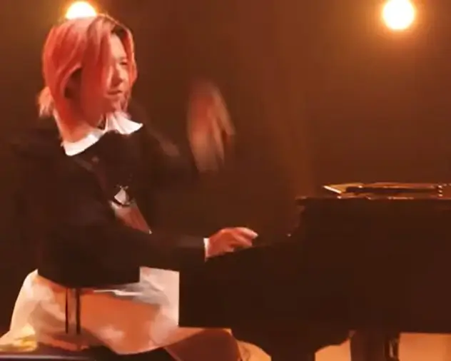 ピアノを弾く藤澤涼架