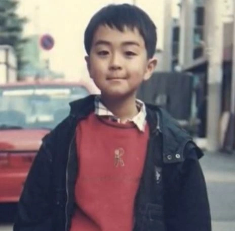 実家に住んでいた頃の小学生時代のヒャダイン（前山田健一）