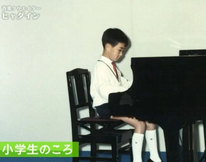 実家にいた頃の幼少期にピアノを弾くヒャダイン（前山田健一）