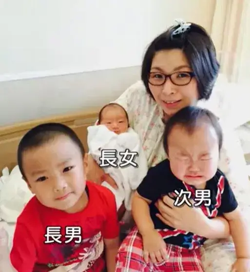 くわばたりえと子供3人の画像