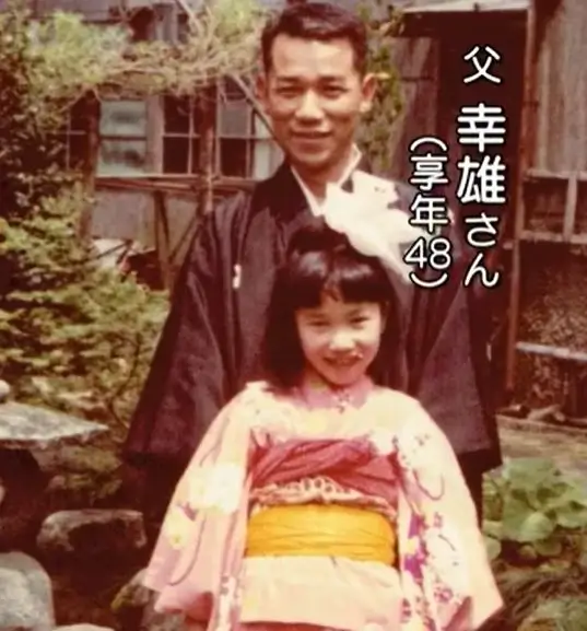 子供時代に両親が離婚し父と祖母で育てられた幼少期の画像