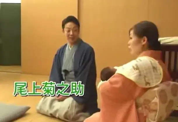 病気ではないか？と心配そうに息子を見つめる8代目尾上菊五郎