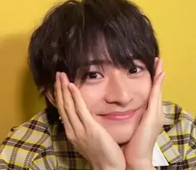 弟の学校でのエピソードを話す浮所飛貴