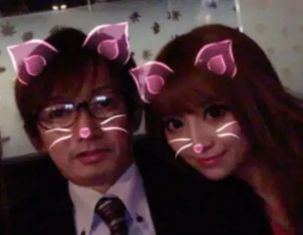 愛沢えみりと小野哲也と言われている人物のツーショット画像