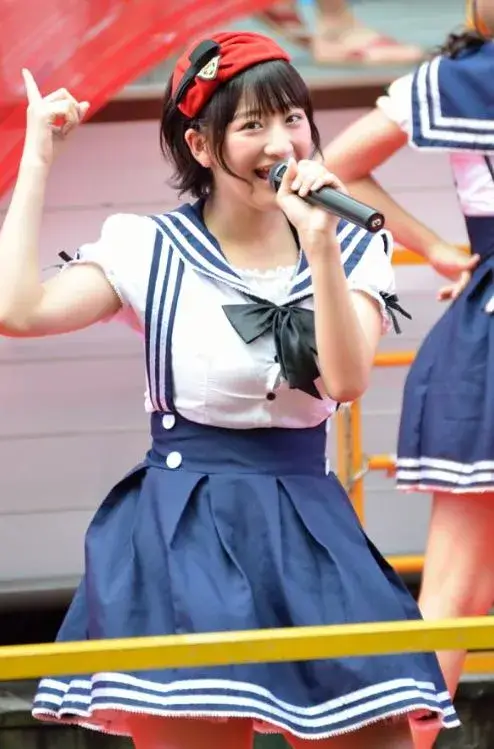 アイドル時代の榎原依那(稲田ひより)