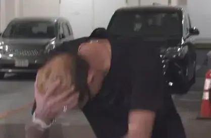 松岡昌宏が手で頭頂部を抑えながら頭を下げてる画像