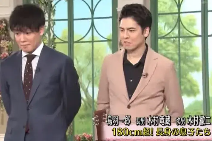 鳥羽一郎の奥さんの息子である木村竜蔵さんと木村徹二さんが成長してテレビ番組に出演している場面