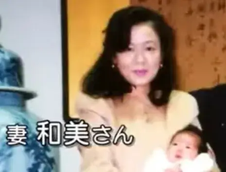 鳥羽一郎の奥さんの和美さんが娘の比紗花さんを抱いている写真