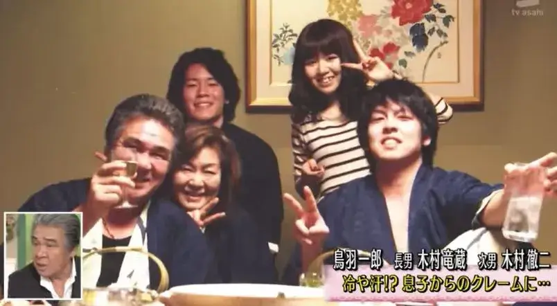 鳥羽一郎の奥さんの和美さんと鳥羽一郎さんが息子2人と娘の比紗花さんと一緒に食事を楽しんでいる家族写真