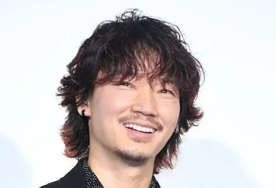 綾野剛の実家が金持ちと噂の理由｜父の会社倒産や母のスナック経営の実態