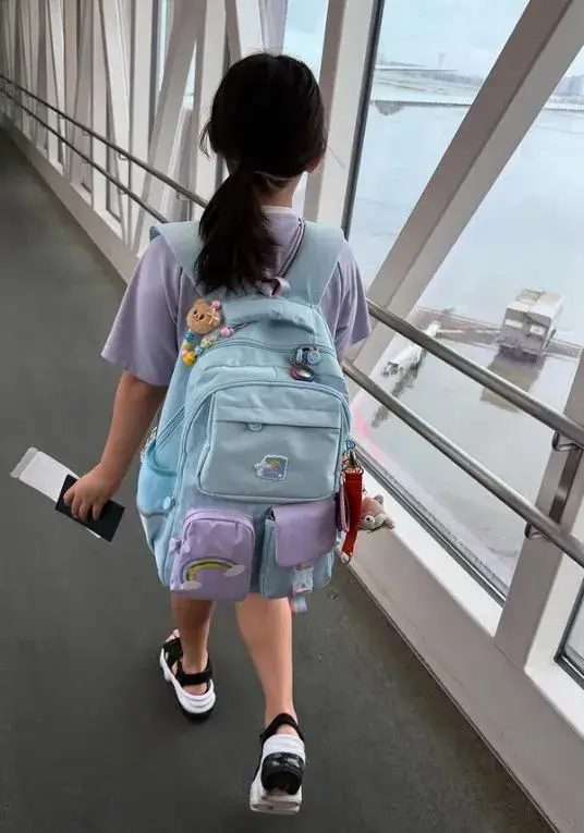 タイへ向かう飛行機に乗り込む大和田美帆の娘の後ろ姿