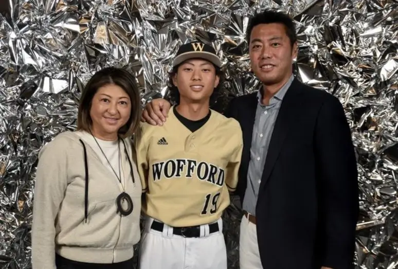 上原浩治と嫁の山崎美穂と息子の集合写真