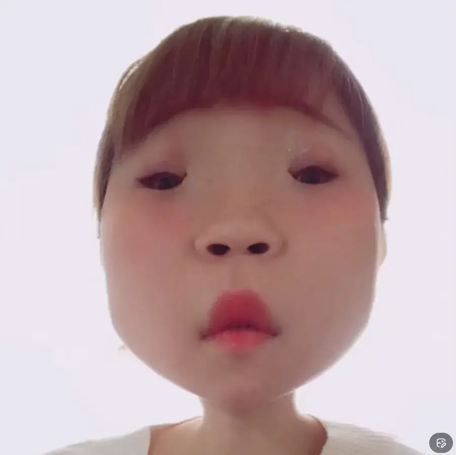 彼氏や結婚について話す加工された顔画像のまんさや