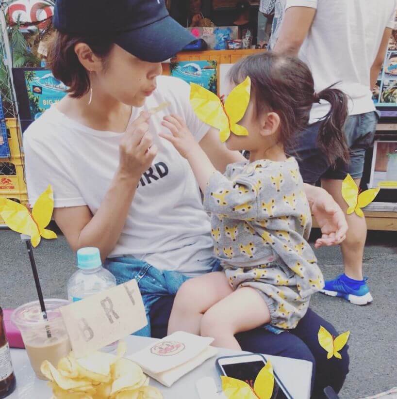 大和田美帆が元旦那との子供に仲良くポテトを食べさせているところ