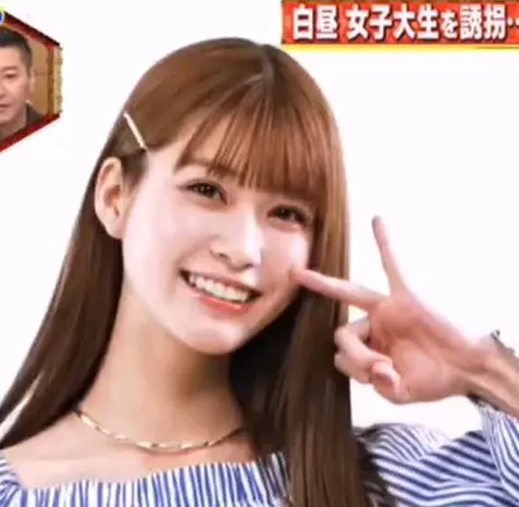 めるる(生見愛瑠)が笑顔でピースサインをしており、実家が金持ちという印象を与える写真