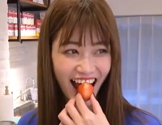めるる(生見愛瑠)がイチゴを食べている姿で、実家の生活ぶりが金持ちだと感じられるシーン