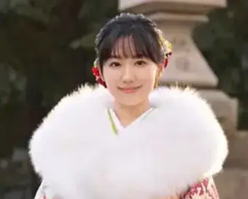 振袖姿の芦田愛菜が微笑む写真で、成人や結婚を意識した節目として話題になったシーン