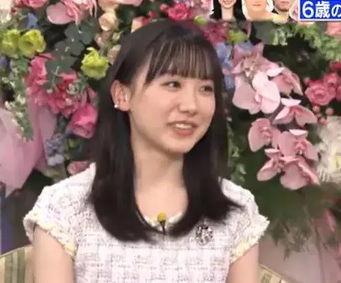 花を背景に話す芦田愛菜が母親について語っているとされるトークシーン