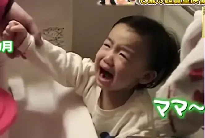 芦田愛菜が泣いている幼少期の写真で、母親に助けを求める様子がうかがえる場面