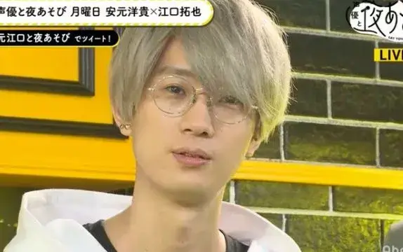 銀髪で眼鏡をかけた江口拓也が番組で話している画像。江口拓也の彼女との関係が噂される中での出演シーン