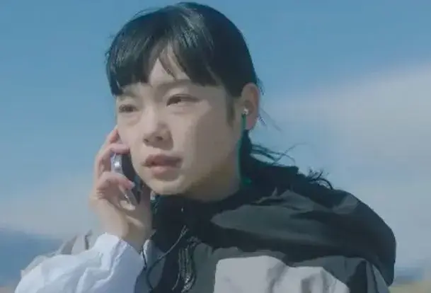 古川琴音がハーフと噂される整った顔立ちが見える横顔シーン