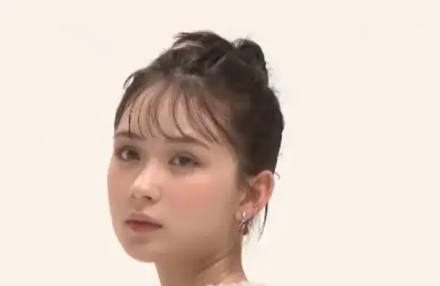 カメラ目線の畑芽育さんがハーフのような整った顔立ちと透明感で視線を惹きつける姿