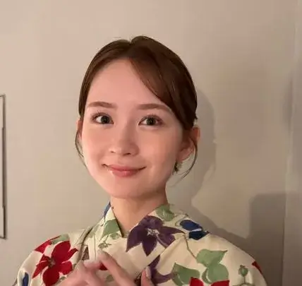 浴衣姿の畑芽育さんが和装でもハーフのような上品な美しさを見せているワンショット