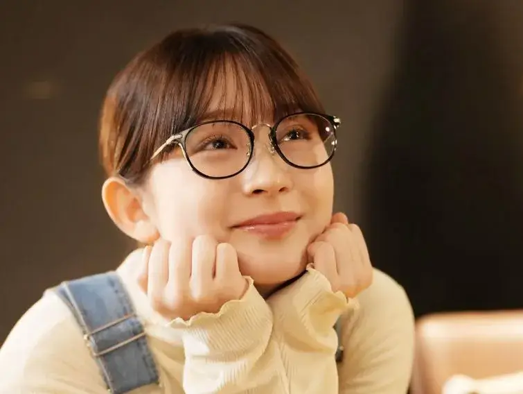 眼鏡姿の畑芽育さんがハーフの雰囲気を感じさせるナチュラルな笑顔を見せているシーン