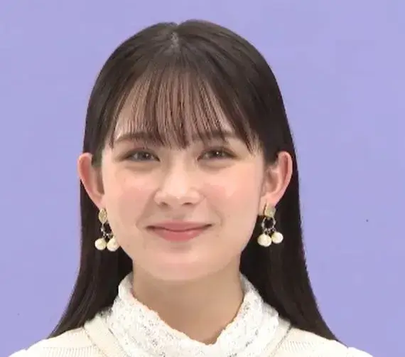 畑芽育さんがハーフのような透明感ある表情で優しくほほ笑んでいる姿