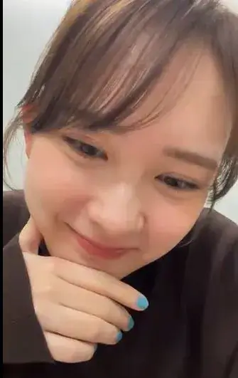 うつむき加減で微笑む畑芽育さんが、ハーフのような肌の透明感と柔らかい雰囲気を漂わせている表情