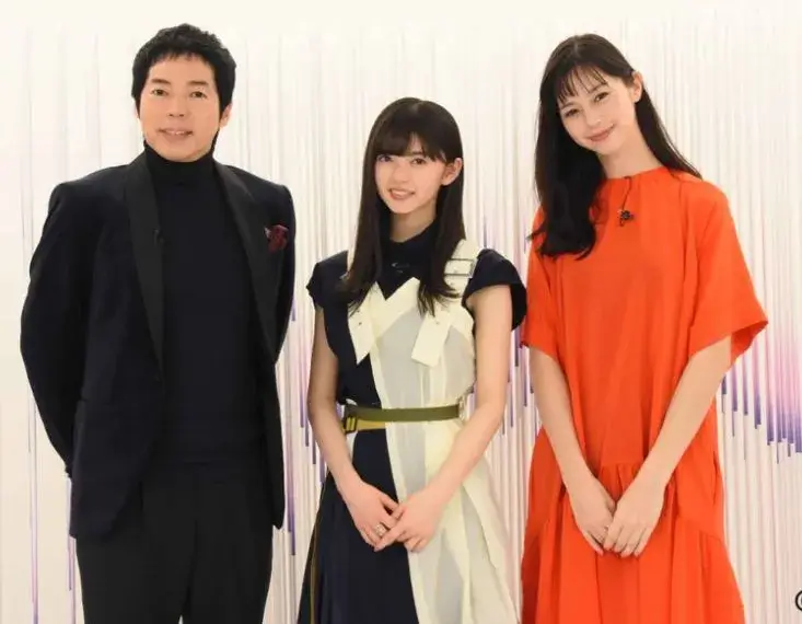 今田耕司、齋藤飛鳥、中条あやみが並ぶ一枚。市原創吾の妻・中条あやみ(右端)の身長が写っており、市原の身長(彼女より5~10cm高)を想像する参考になる写真
