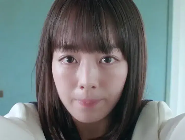 制服姿で正面を見つめる伊原六花の画像。伊原六花の国籍や韓国人疑惑に関する話題の一場面