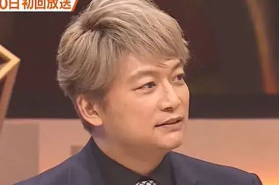 香取慎吾が子供時代からの成長を感じさせる落ち着いた雰囲気で、テレビ番組に出演している画像