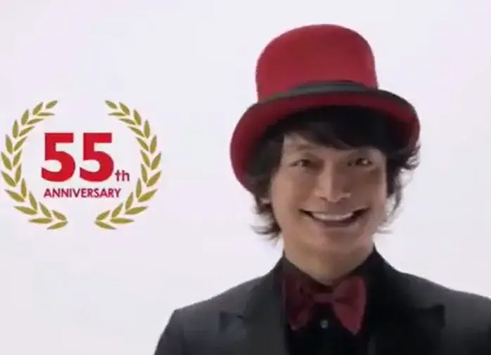 香取慎吾が子供の頃から変わらない笑顔で、赤いシルクハットをかぶり55周年記念を祝っている画像