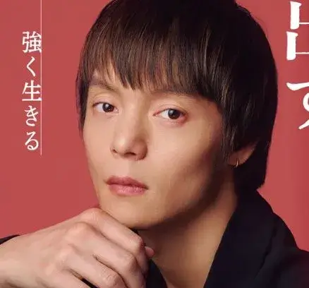 大人になってから撮影された窪田正孝のポートレートで、落ち着いた雰囲気の中に鋭いまなざしを持ち、窪田正孝はハーフのような独特の存在感を放っている