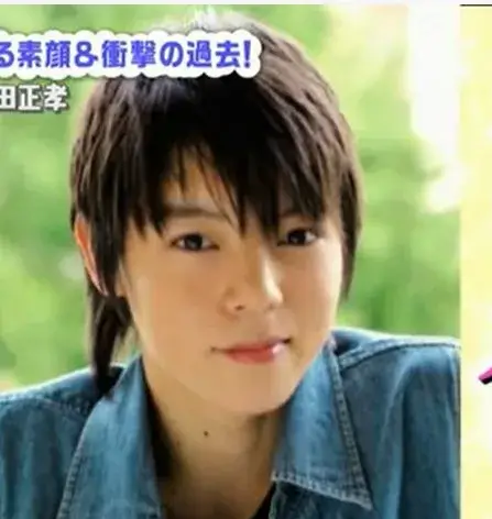 デビュー初期の頃に撮影された窪田正孝の写真で、若々しい表情が印象的であり、窪田正孝はハーフのように見える端正な顔立ちをしている