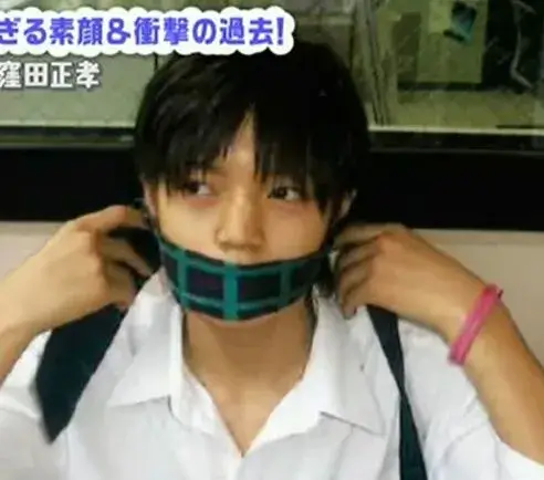 学生時代に撮影された窪田正孝が制服姿で写っている写真で、自然な仕草が青春を感じさせ、窪田正孝はハーフを思わせる爽やかな表情を見せている