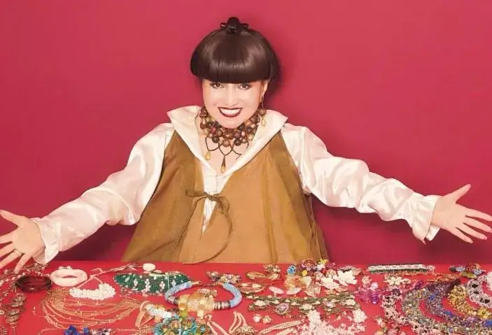 黒柳徹子が年収や資産を連想させるような豪華なアクセサリーを前にして両手を広げている画像