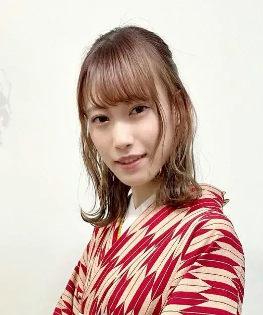豆柴の大群のカエデが結婚を祝うように着物姿で微笑んでいる写真