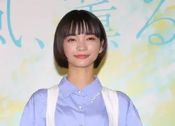 見上愛さんが大学生活について語るイベントでの記念写真。日本大学で学んだ経験が現在の活躍につながっている様子がうかがえる
