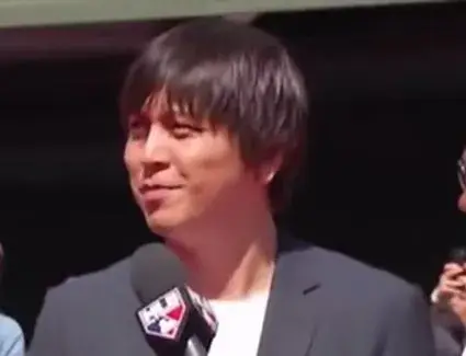 水原一平がMLBのマイクを手にして話している場面。血液型やプロフィールに注目が集まるタイミングの画像。