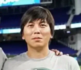 スタジアム内での水原一平の表情を捉えた写真。血液型について検索されることの多い近年の姿。