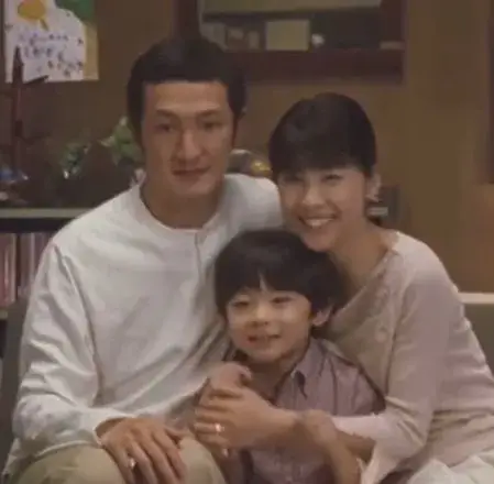 中村獅童と竹内結子、そして息子の太郎が笑顔で並ぶ家族写真