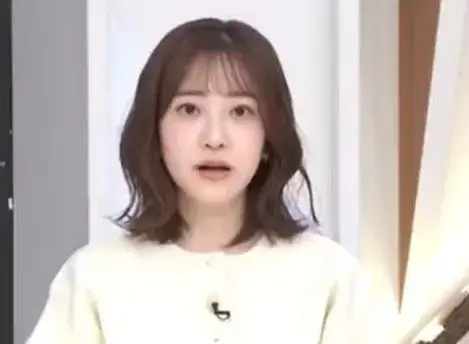 テレビスタジオで南後杏子が真剣な表情を見せる姿と、身長が感じられる立ち姿の映像