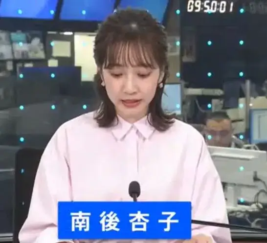 ニュース番組で原稿を読む南後杏子の姿で、身長に関する印象が伝わるシーン