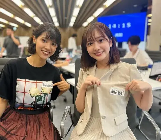 TBSラジオのスタジオで南後杏子が笑顔で座っている様子と、その身長がわかる雰囲気の写真