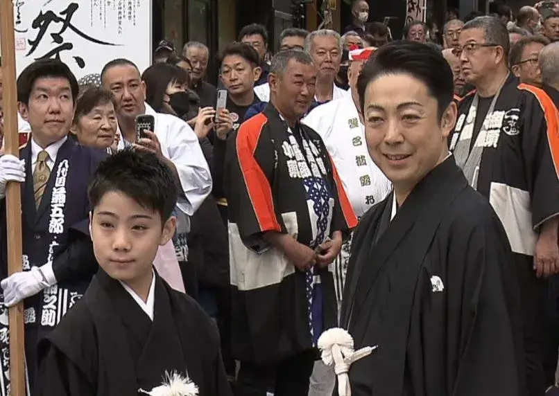 尾上菊之助と息子の尾上丑之助の画像