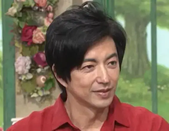 テレビ番組に出演した大沢たかおが娘と家族とのエピソードを披露している場面